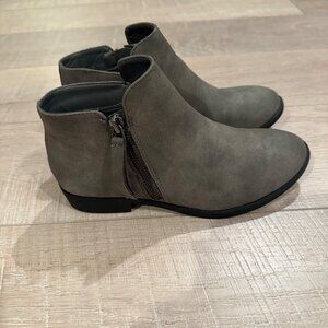 CITY CLASSIFIED WOMENS GRAY 5.5 GRAY BOOTIES NWOT